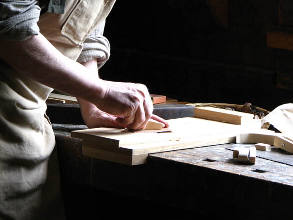 Nacemos de la influencia y formación  heredada en el sector de la <strong>carpintería de madera y ebanistería  en Alfarnate.</strong>